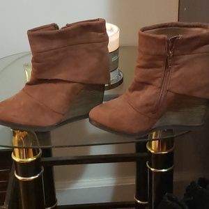 Wedge brown boots
